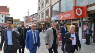 Başkan Karadoğan Sahaya indi