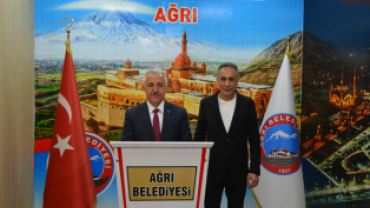 Ulaştırma Eski Bakanı Ahmet Arslan ve Seçim İşleri Başkanı ve Sakarya Milletvekili Ali İhsan Yavuz  Ağrı Belediyesini ziyaret etti.