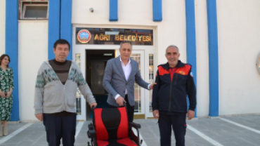 Başkan Karadoğan'dan Engelli Bireye Tekerlekli Sandalye