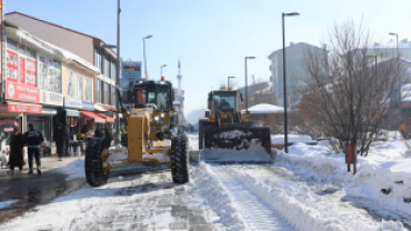 AĞRI BELEDİYESİ EKİPLERİ KARLA MÜCADELE ÇALIŞMALARINI ARALIKSIZ SÜRDÜRÜYOR