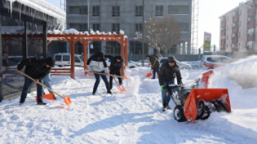 AĞRI BELEDİYESİ EKİPLERİ KARLA MÜCADELE ÇALIŞMALARINI ARALIKSIZ SÜRDÜRÜYOR