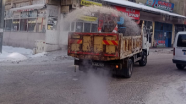 AĞRI BELEDİYESİ EKİPLERİ KARLA MÜCADELE ÇALIŞMALARINI ARALIKSIZ SÜRDÜRÜYOR
