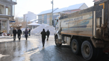 AĞRI BELEDİYESİ EKİPLERİ KARLA MÜCADELE ÇALIŞMALARINI ARALIKSIZ SÜRDÜRÜYOR