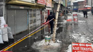 AĞRI BELEDİYESİ’NDEN BUZ SARKITI VE ÇATI KARLARINA KARŞI KOORDİNELİ MÜDAHALE