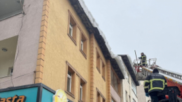 AĞRI BELEDİYESİ’NDEN BUZ SARKITI VE ÇATI KARLARINA KARŞI KOORDİNELİ MÜDAHALE