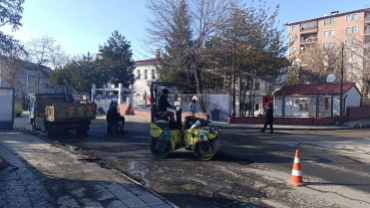AĞRI BELEDİYESİ ASFALT YAMA ÇALIŞMALARINI SÜRDÜRÜYOR