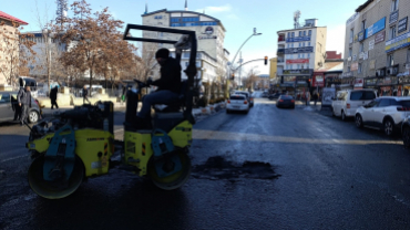 AĞRI BELEDİYESİ ASFALT YAMA ÇALIŞMALARINI SÜRDÜRÜYOR